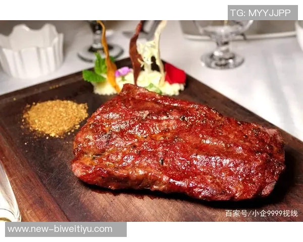 亚当斯如野兽般光脚漫步手持牛排展现原始魅力 亚当斯如野兽般光脚漫步手持牛排展现原始魅力