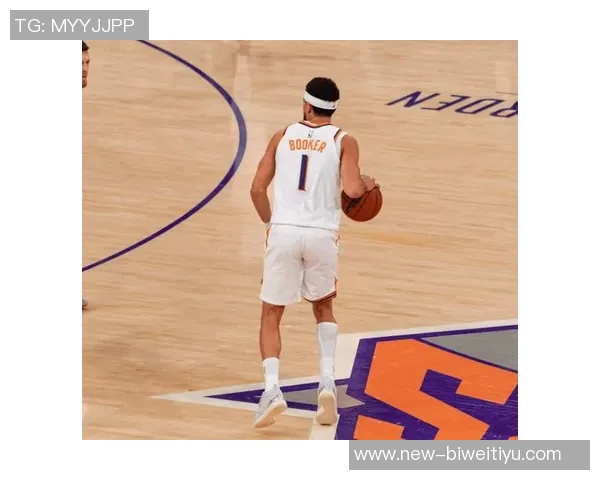 布克专注提升低位背身单打技巧关键时刻展现个人能力 布克专注提升低位背身单打技巧关键时刻展现个人能力